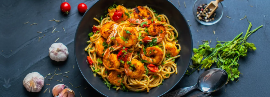 Les spaghetti aux crevettes sont un grand classique de la cuisine méditerranéenne.
